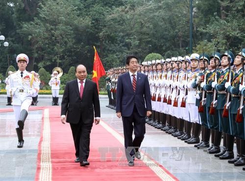 Vietnamese, Japanese Prime Ministers hold talks  - ảnh 1
